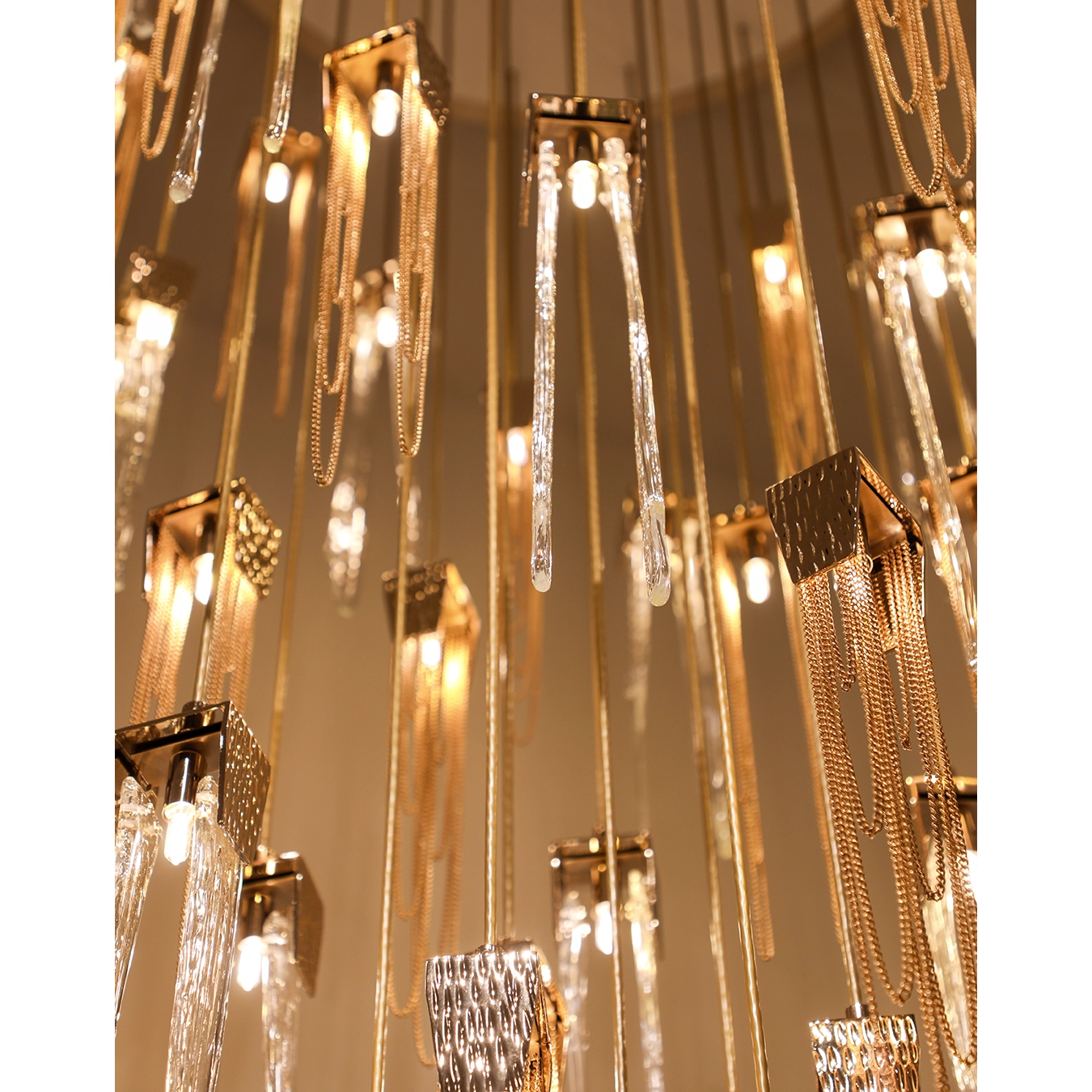 /storage/Luxury brass suspension with handcrafted crystal details inspired by natural stalactites, combining elegance and sculptural design.