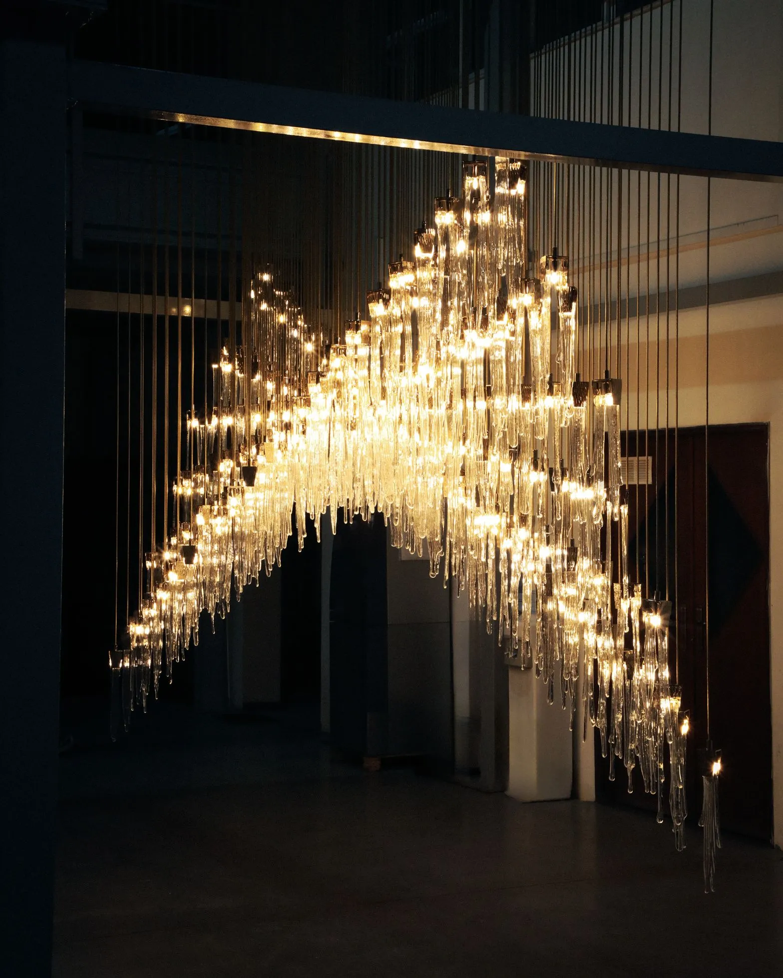 /storage/Luxury brass suspension with handcrafted crystal details inspired by natural stalactites, combining elegance and sculptural design.