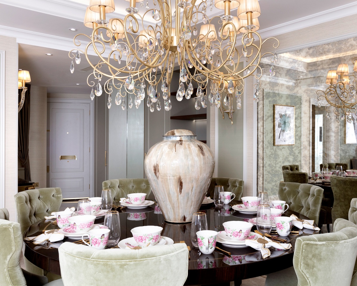 A beautiful residential renovation within Berkeley Court luxury apartments in Marylebone, United Kingdom. Moulage Interiors, a UK Interior Design firm together with Brompton Cross Construction designed in a high-end modern-classic interior style featuring Castro’s classics: Marbella Wall Lamp, Swan Lake Suspension and Tanger Suspension. 