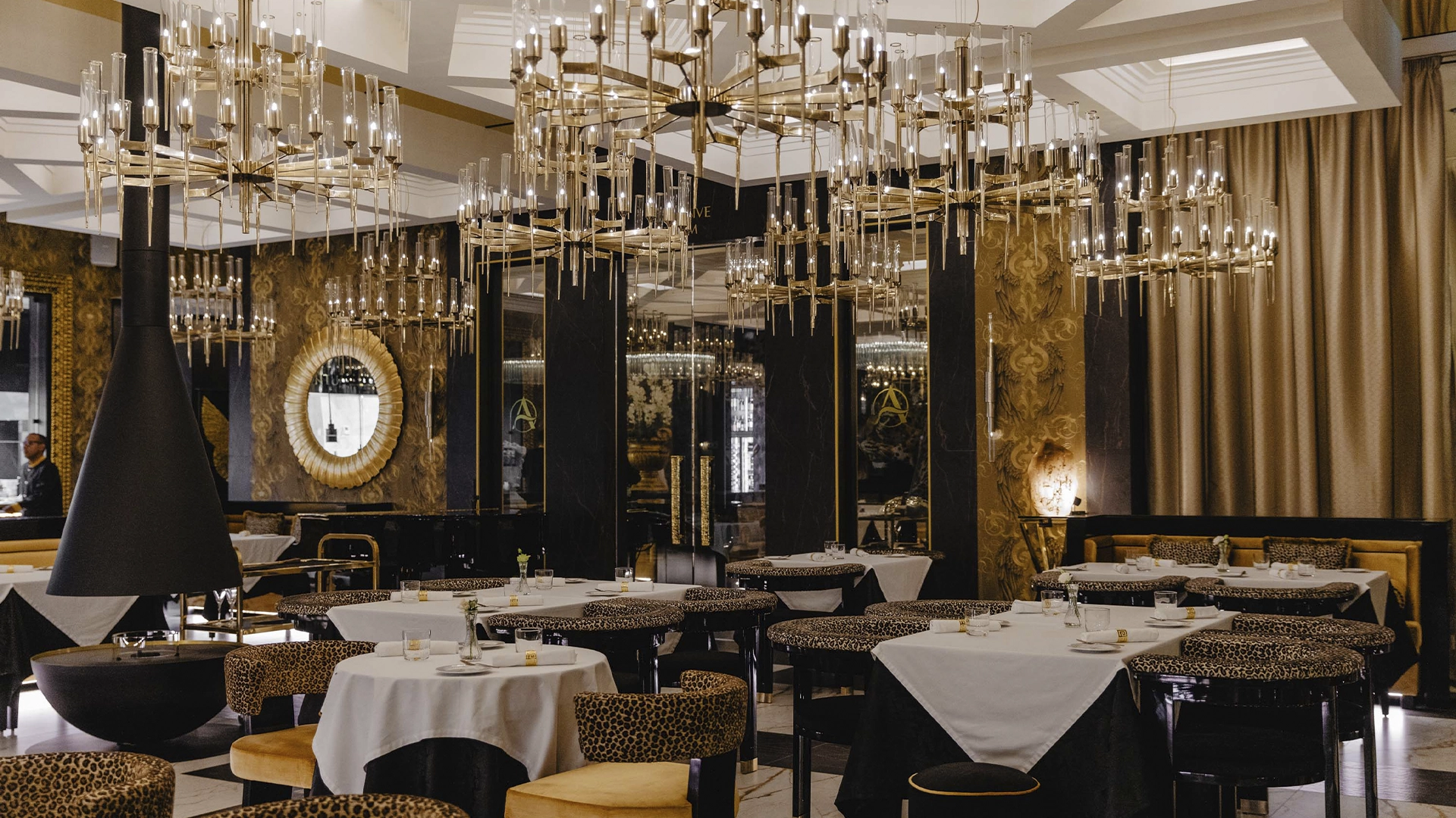 /storage/Cielo Chandelier in Authentic Restaurant Algarve