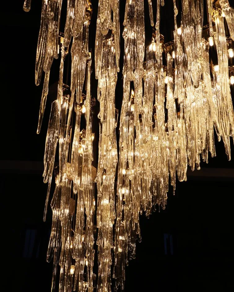 /storage/Luxury brass suspension with handcrafted crystal details inspired by natural stalactites, combining elegance and sculptural design.