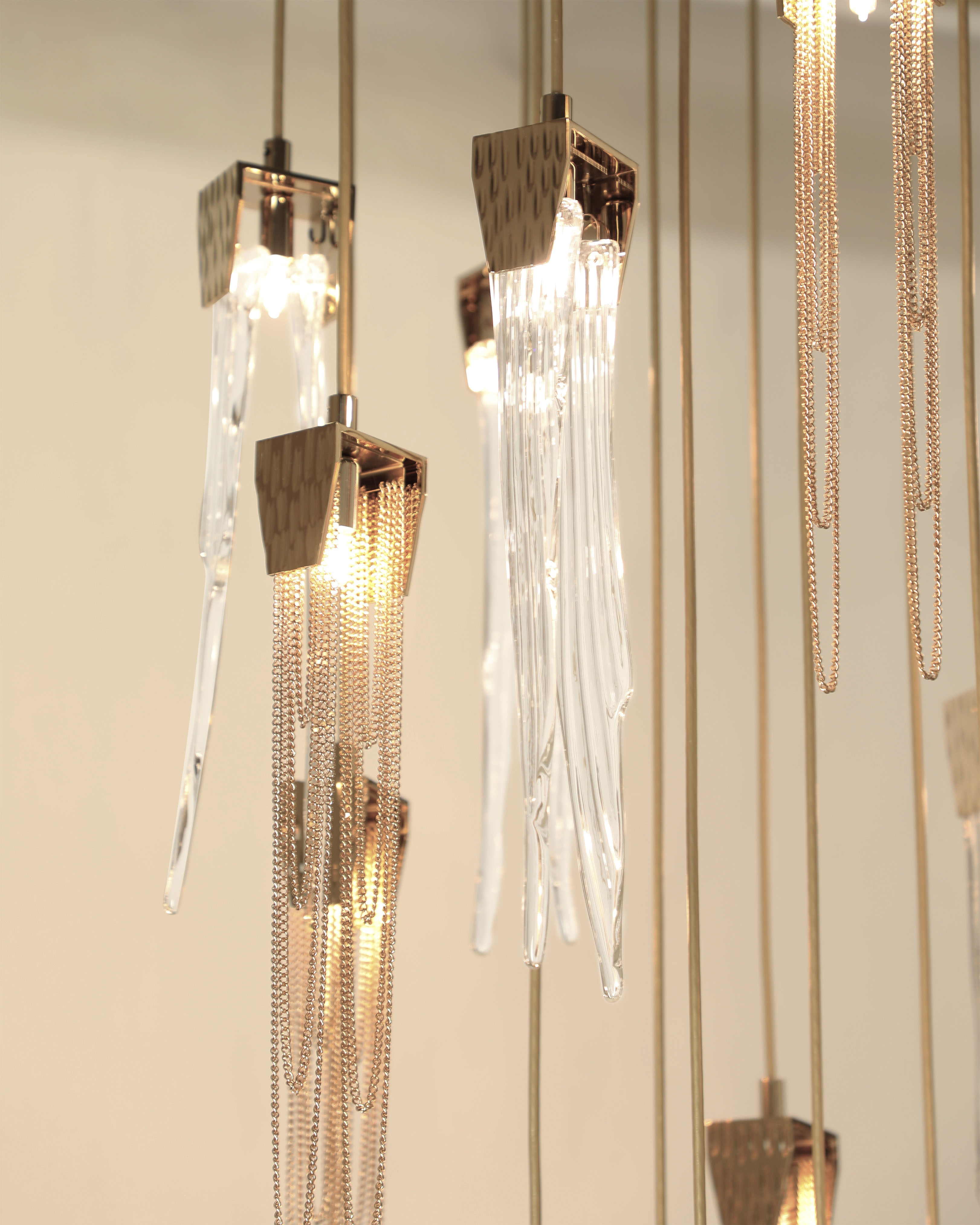 /storage/Luxury brass suspension with handcrafted crystal details inspired by natural stalactites, combining elegance and sculptural design.