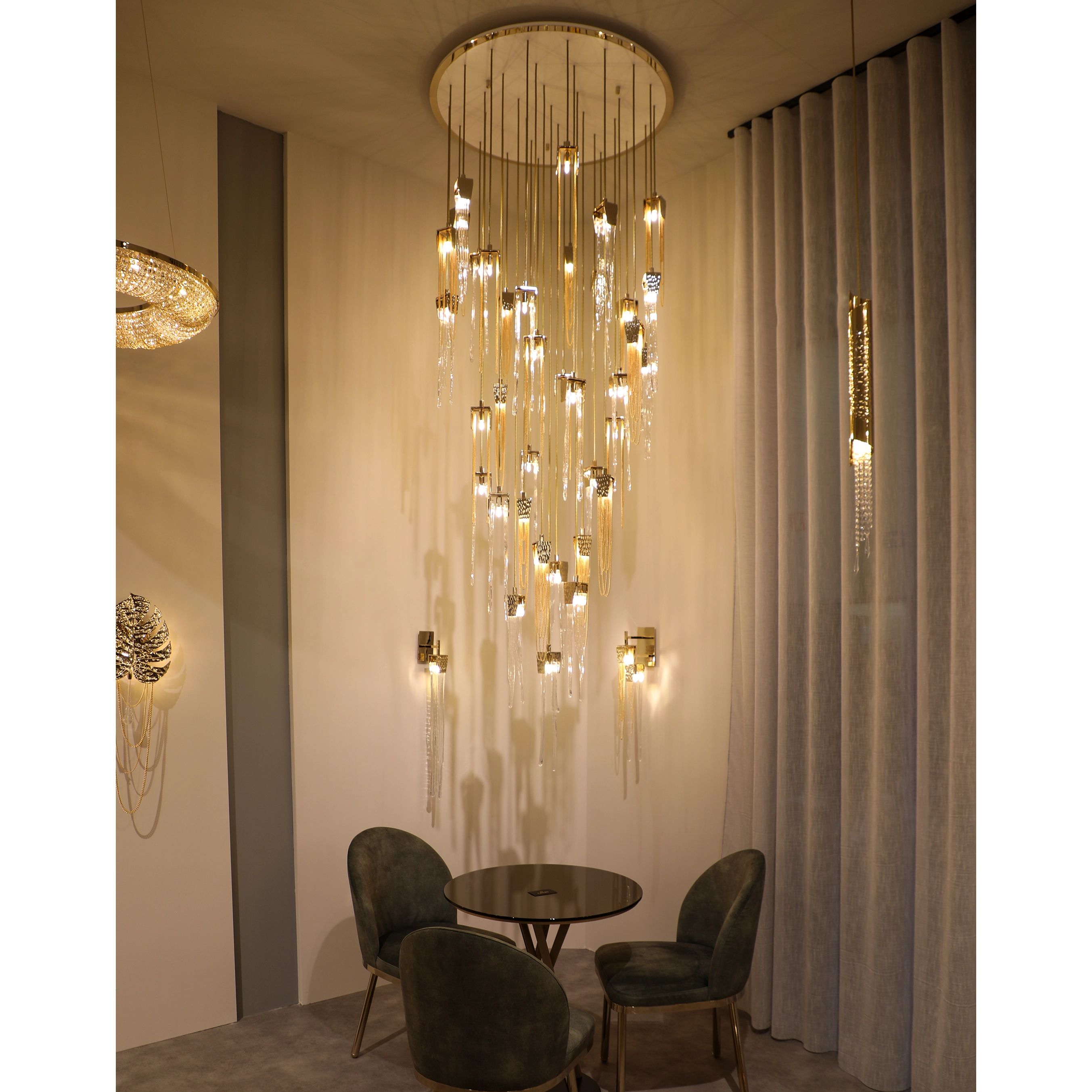 /storage/Luxury brass suspension with handcrafted crystal details inspired by natural stalactites, combining elegance and sculptural design.